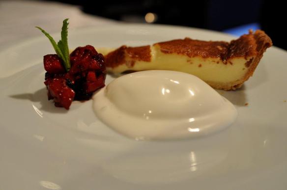 El clásico por excelencia: Tarta de queso con frutos rojos (Nikon D90 1/50 f/3,5 20mm ISO400)